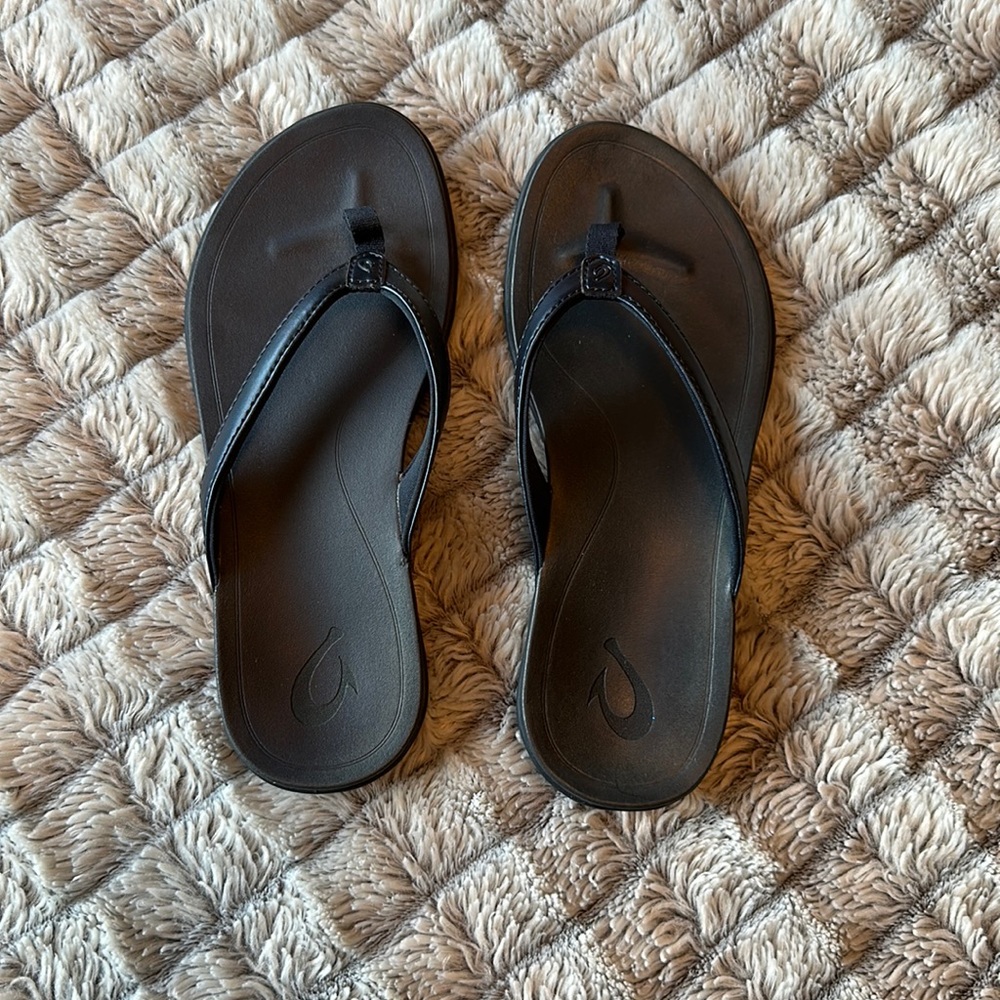 Olukai navy blue flip flops